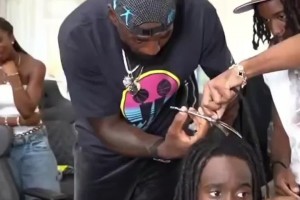 逗比老頭！詹姆斯直播給網(wǎng)紅理發(fā)，還想接到自己的禿頭上????