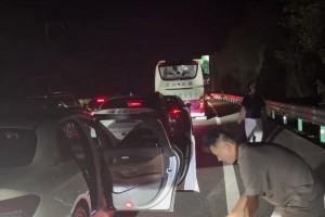 高速堵車不是壞事！正好可以抽空練個(gè)球