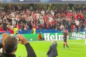 穆里尼奧走向底線，讓本菲卡球迷不要向前本菲卡球員恩佐扔?xùn)|西