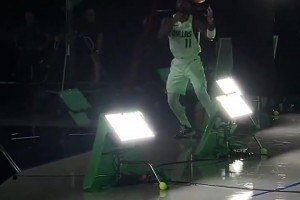 人球合一！歐文連拍個(gè)定妝照都要秀下運(yùn)球??