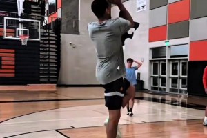 布克不是說下個科比嗎？楊毅：他沒有科比的身體素質(zhì)和強硬的球風(fēng)