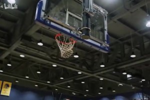 訓(xùn)練營(yíng)第一天，庫(kù)里已經(jīng)進(jìn)入狀態(tài)！