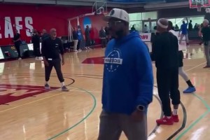 復(fù)出越來越近了？歐文已經(jīng)可以進(jìn)行簡(jiǎn)單的有球訓(xùn)練了