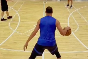 傷愈這么久了，克萊的右腿還是明顯細(xì)一圈??