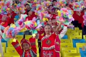 點(diǎn)燃鳳凰山公益看臺(tái)，近600名成都少年齊唱《有我》《愛(ài)我中華》