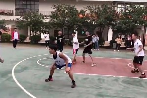 湖人訓練營首日，減下30斤的東契奇笑得多開心啊