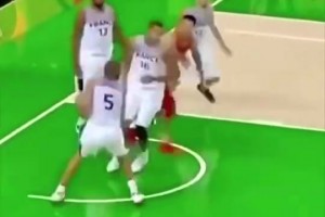 以牙還牙！當(dāng)年阿聯(lián)被戈貝爾帽了以后，馬上連送兩記火鍋回?fù)簦? >
                                        </div>
                                    </div>
                                                                        <div   id=