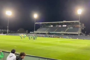 叫塞蒂恩過(guò)來(lái)！國(guó)安球員賽后謝場(chǎng)，面對(duì)遠(yuǎn)征球迷被瘋狂罵