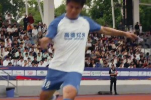 蒿俊閔代表華中科技大學(xué)上場踢漢超，這腳法和球商依舊頂級??