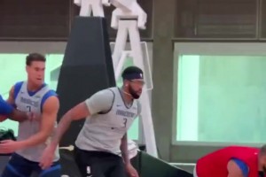 歐文在訓(xùn)練營期因濃眉怒帽隊(duì)友而興奮不已！