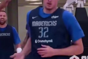 恐怖臂展！狀元弗拉格在球隊(duì)訓(xùn)練營里連續(xù)帽隊(duì)友！