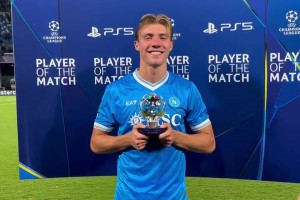 曼聯(lián)出品必屬精品！霍伊倫當選全場領取獎杯??