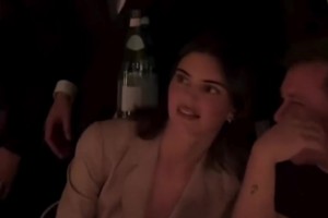 布克看了會后悔嗎？詹娜性感穿著與男性友人親密交談