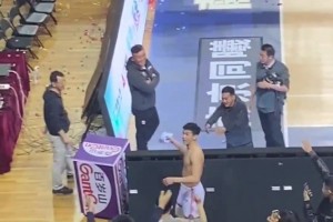 身材太棒了！名場面：林葳賽后送球衣遭球迷瘋搶！