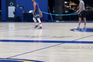 啟動(dòng)爆發(fā)這一塊！庫(kù)里綁著彈力繩訓(xùn)練急停跳投