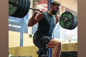 凈整沒用的??克萊伯休賽期肌肉線條相當炸裂，結(jié)果沒開打就傷