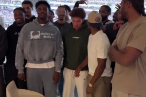 快船全隊團建看橄欖球賽并合影，登哥怎么站最后面，差點都沒看見他??