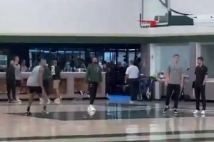 庫茲馬投籃訓(xùn)練運(yùn)球脫手，罰球線跳投一個(gè)比一個(gè)短！字母哥看了會(huì)想哭！