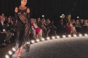 ??肯豆這裙子也太性感了吧！布克現(xiàn)在估計在家拍大腿了！