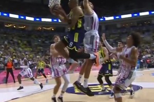 當(dāng)年湖人反籃小王子！才24歲的霍頓-塔克在歐洲簡(jiǎn)直降維打擊啊