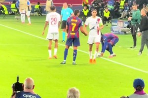 老油條??！弗里克撿球給巴爾德，被阿什拉夫路過將球打落