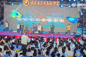 都是庫(kù)里死忠粉吧？大連中學(xué)驚現(xiàn)男同學(xué)在舞臺(tái)表演《庫(kù)里》