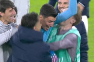 歷史第一人！里爾門將一個(gè)點(diǎn)球撲出3次，賽后全隊(duì)找他慶祝??