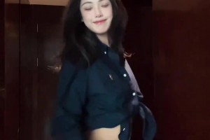 哥倆好！大瓦想牽小瓦的手結(jié)果被拒絕哈哈！