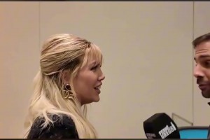 旺達(dá)和小男友在路上被記者堵采訪：你倆還像之前那樣愛對方嘛~