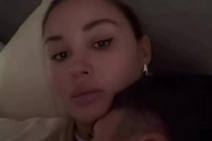 女友無語??男生表面抱著美女女友，實則拿著手機看球賽