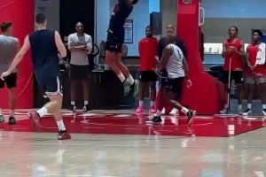 吃餅吃爽了！哈登突破后妙傳底線的科林斯，后者輕松雙手背扣！