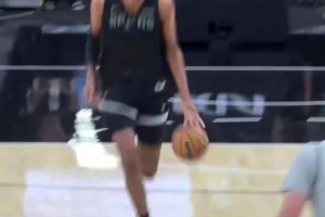 文班亞馬這一個(gè)回合看到三個(gè)球員影子！KD字母奧胖！