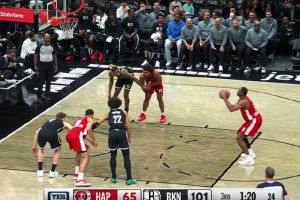 籃網(wǎng)第一場(chǎng)季前賽，曾凡博沒(méi)有得到出場(chǎng)機(jī)會(huì)，坐在板凳席角落處