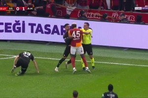 火爆比賽情緒失控！奧斯梅恩土超怒掐對(duì)手臉部染黃！