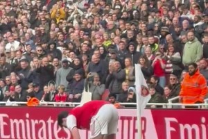 賴斯主罰角球時西漢姆球迷高喊：你應(yīng)該加盟一家大俱樂部??