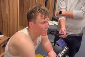 單臂炸裂補扣！克內(nèi)克特盛贊：布朗尼那個扣籃真是太帥了！