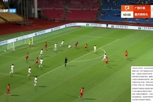 送醫(yī)后查出存在截癱風(fēng)險！中甲外援遭銅梁龍球員犯規(guī)撞到LED屏