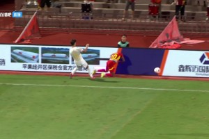 慘烈！銅梁龍球員把外援撞到頸椎骨折，而且竟然只吃了黃牌沒禁賽