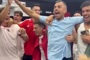 十年來(lái)首勝！塞維利亞4-1大勝巴薩，賽后球員們?cè)诟率爷偪駪c祝