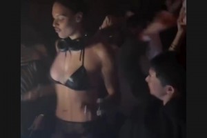 外國人確實開放啊！坎貝奇超性感穿著，在夜店客串DJ??