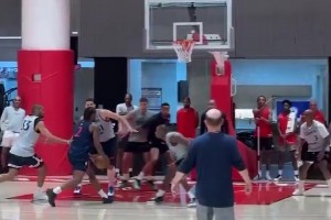 這就是登哥說的減負？小卡擋拆后助攻哈登命中三分，之前都是反過來的