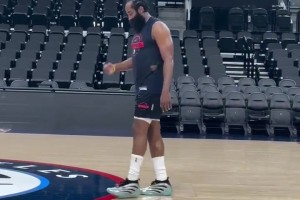 身先士卒！哈登是今天快船訓練到最晚的球員，整個球場只剩他一個