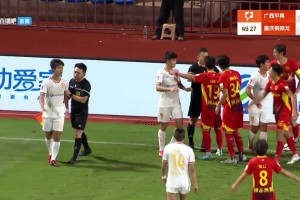 引發(fā)不滿！銅梁龍球員把對方撞傷后攤手表示無辜，裁判擋在中間