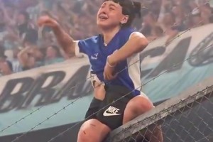 真球迷??！此前阿根廷女球迷爬上鐵網(wǎng)慶祝卻被劃破衣服??