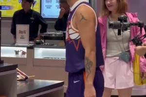 像??！網(wǎng)友在澳門倫敦人偶遇到布克了 結(jié)果一開(kāi)口才知道是國(guó)版哈