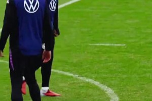 六親不認的步伐！國家隊訓(xùn)練中的快樂阿德耶米！