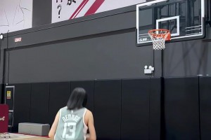 這球走沒(méi)走步，這位女博主自己都不知道...