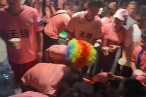 遭無錫球迷吐槽：2000多人就給這點水，蘇超鹽城這辦賽能力。。。