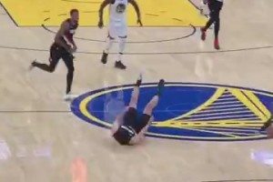 太緊張了？楊瀚森想撲防追夢的傳球，結(jié)果不小心把自己給絆倒了！