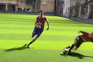 哪位吧友的踢球視頻被拍下來了??